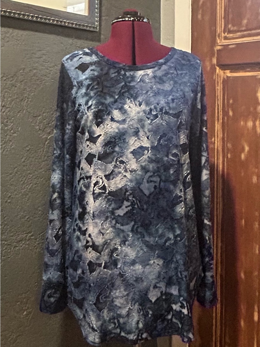 NWT Karen Kane Long Sleeve Blue Marble Print Tunic